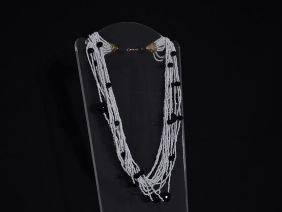 Elegante Collana MultiFili Perline Bianche e Pietre Nere COL19